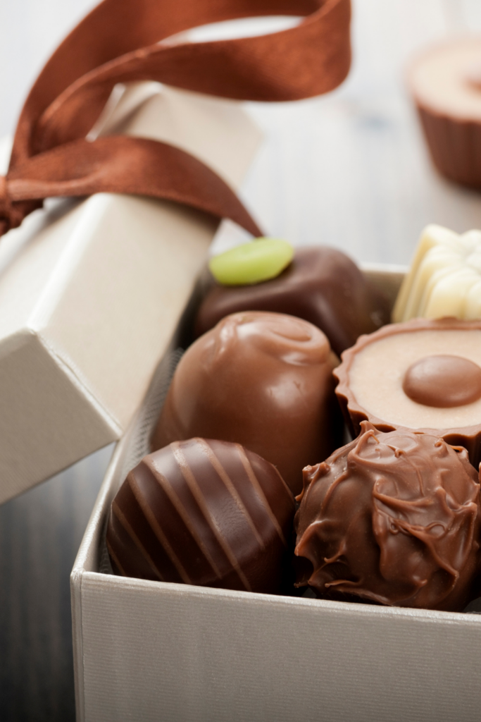 Offene Pralinenschachtel - Auslöser für Schuldgefühle nach dem Essen